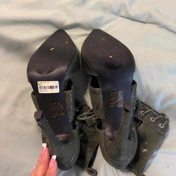 Size 8 lace heels color Army Green - Picture 4 of 4